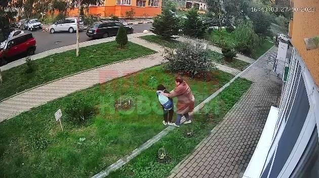 В Сочи пенсионерка избила ребенка, пробежавшего по лужайке