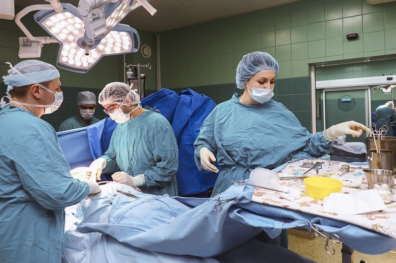 Хирурги ККБ № 1 удалили у 51-летней пациентки огромную опухоль позвоночника. 