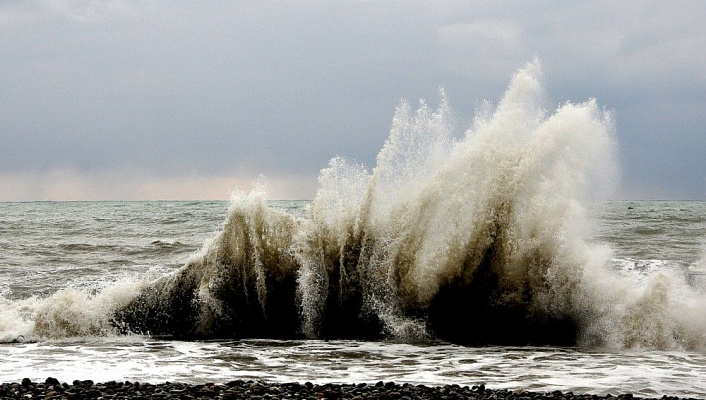 Крещенские купания в Сочи отменили из-за шторма