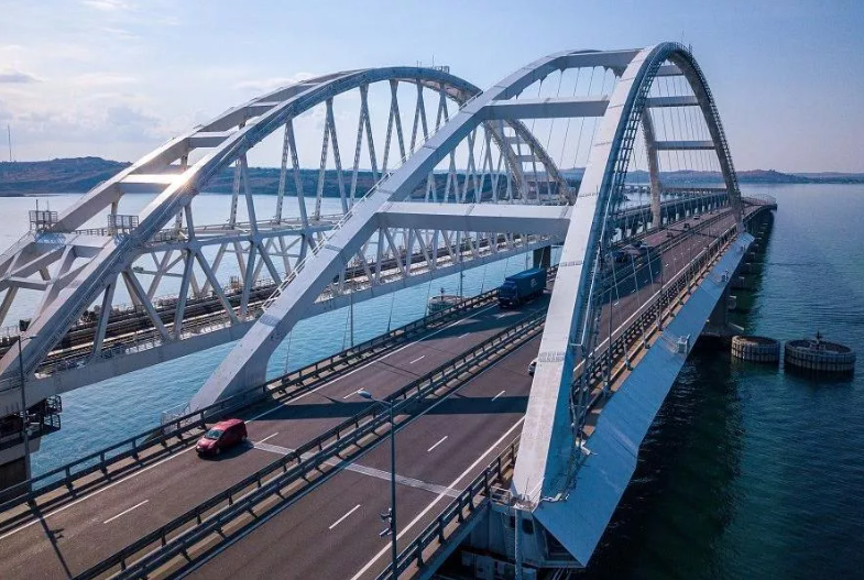 Укреплены четыре поврежденных взрывной волной пролета Крымского моста