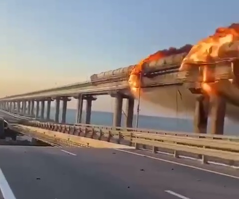 По Крымском мосту закрыто движение. Готовится запуск паромной переправы