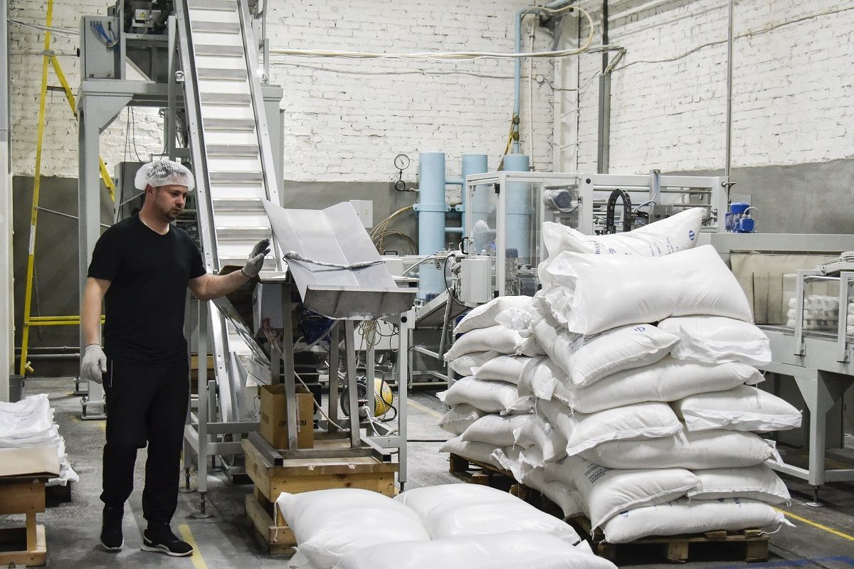 В 2024 году сахарный завод переработал 725 тысяч тонн корнеплодов сахарной свеклы и выпустил 92 тысячи тонн белого сахара.