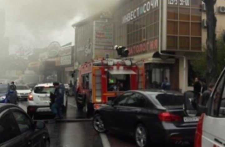 Пожар случился в четырехэтажном торговом центре на улице Виноградной в Сочи