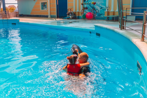 Офицеры краевого СК исполнили мечту 12-летней девочки из Краснодара поплавать с дельфинами