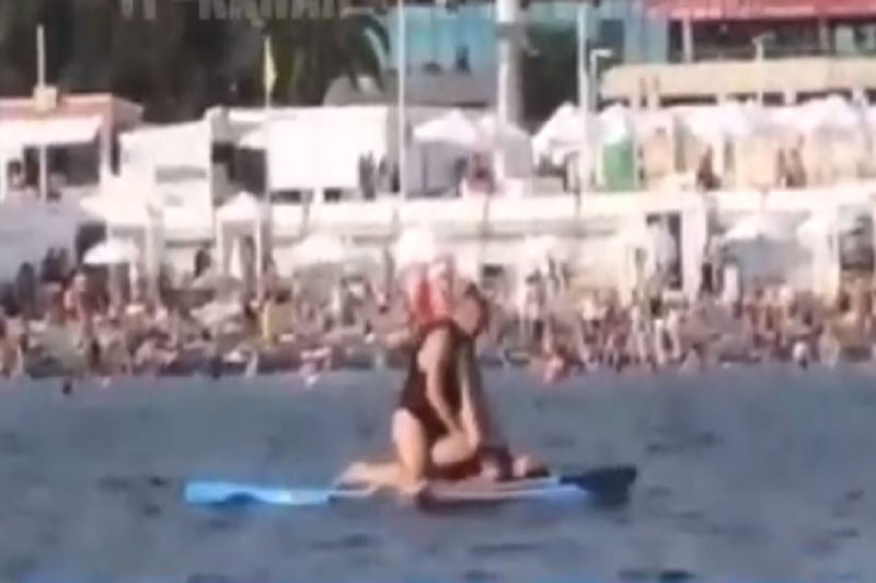 В Сочи пара туристов устроила секс на сапборде у пляжа. Их ищет полиция