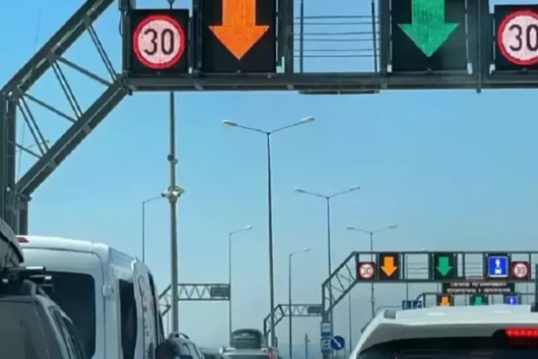 Движение автомобилей на Крымском мосту возобновилось
