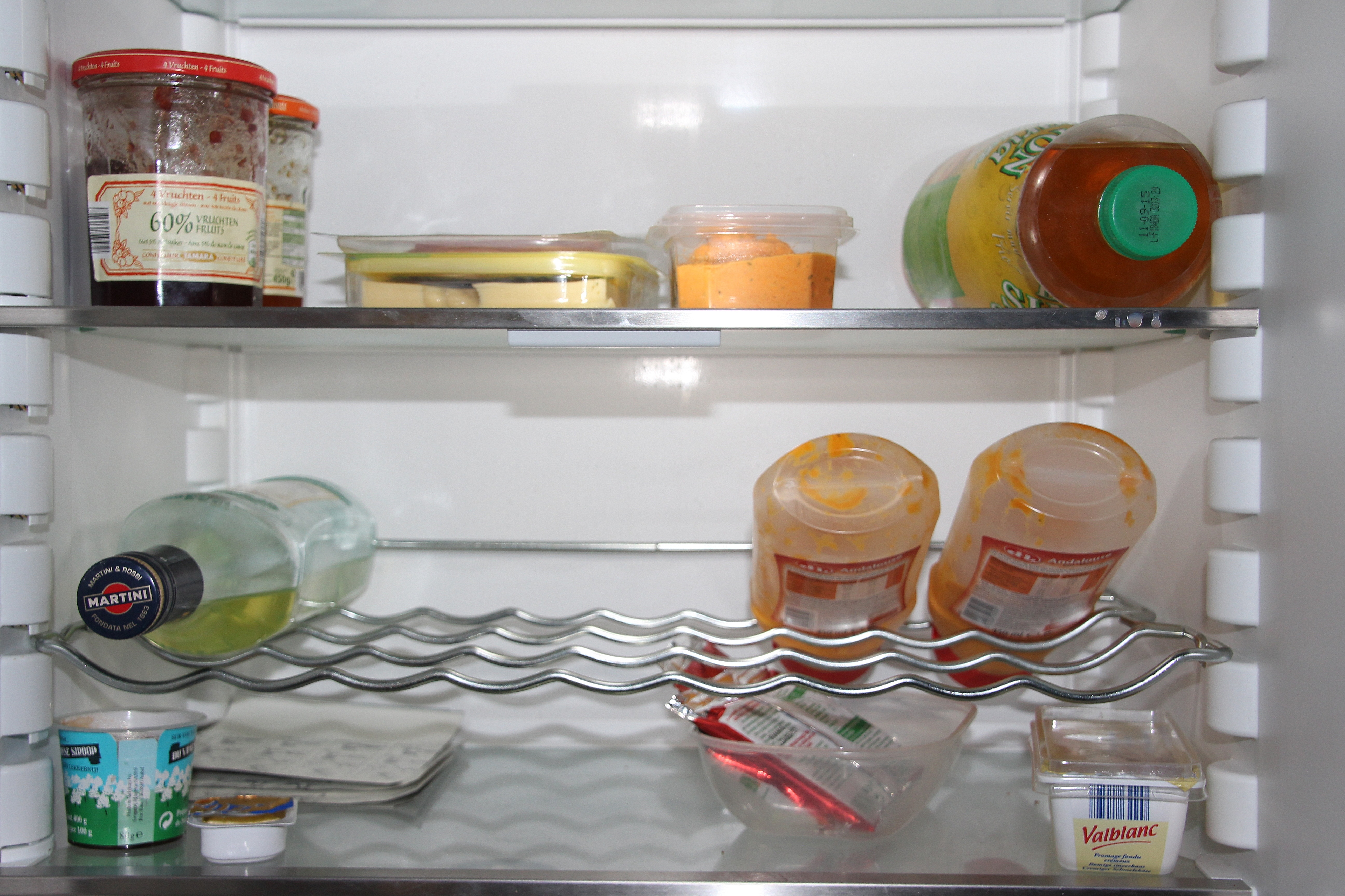 Полки для холодильника индезит. Полки для холодильника. Холодильник с продуктами. Холодильник с едой. Полка под бутылки в холодильник.