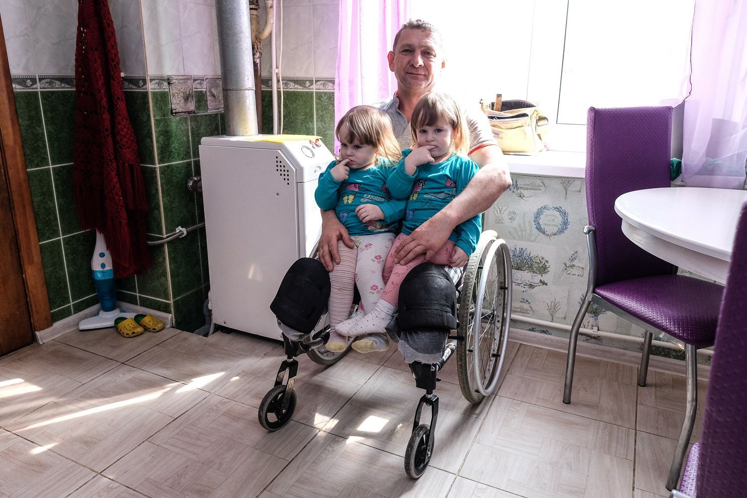 Дом инвалидов в краснодаре oldness ru. Девочка инвалид. Многодетные и инвалиды. Коляска платформа тележка для безногих инвалидов. Коляска-платформа для высоких ампутантов.