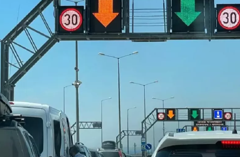 Движение на Крымском мосту возобновилось после короткого простоя