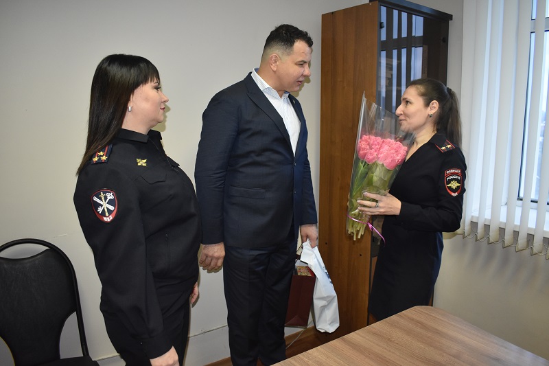 В полиции Краснодара поздравили сотрудниц с наступающим 8 Марта