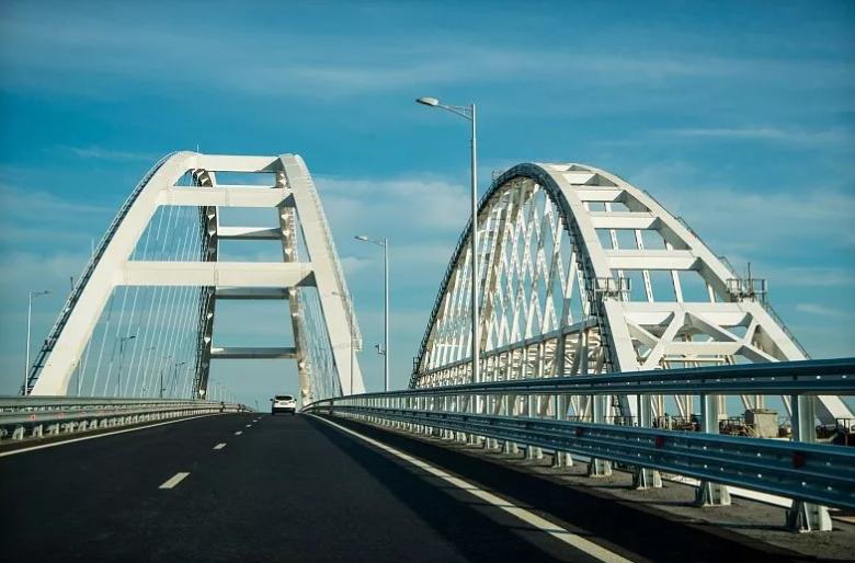 На Крымском мосту 14 января приостановят движение транспорта 