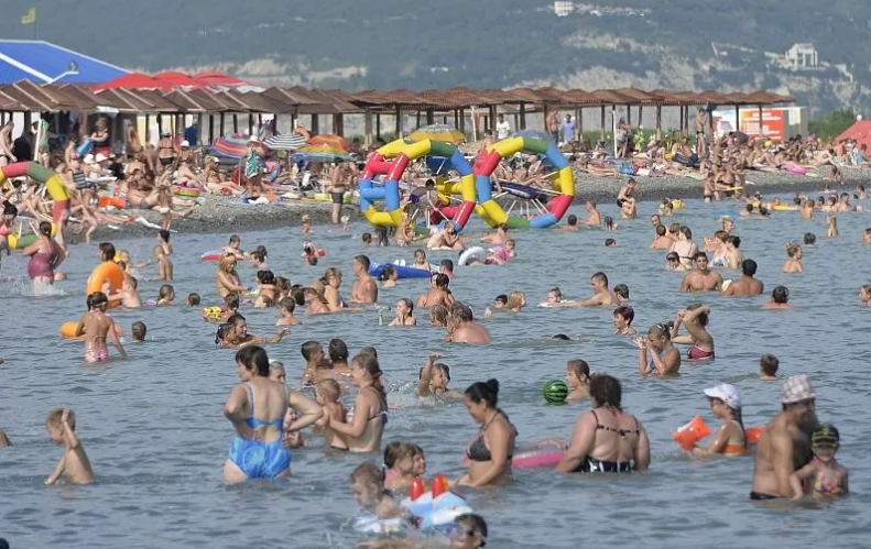 Черное море резко остыло: температура воды на пляжах Краснодарского края упала до +20