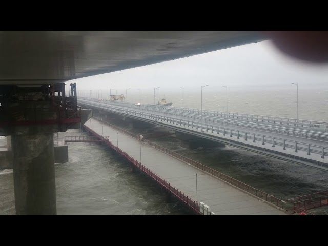 В Крымский мост врезался кран
