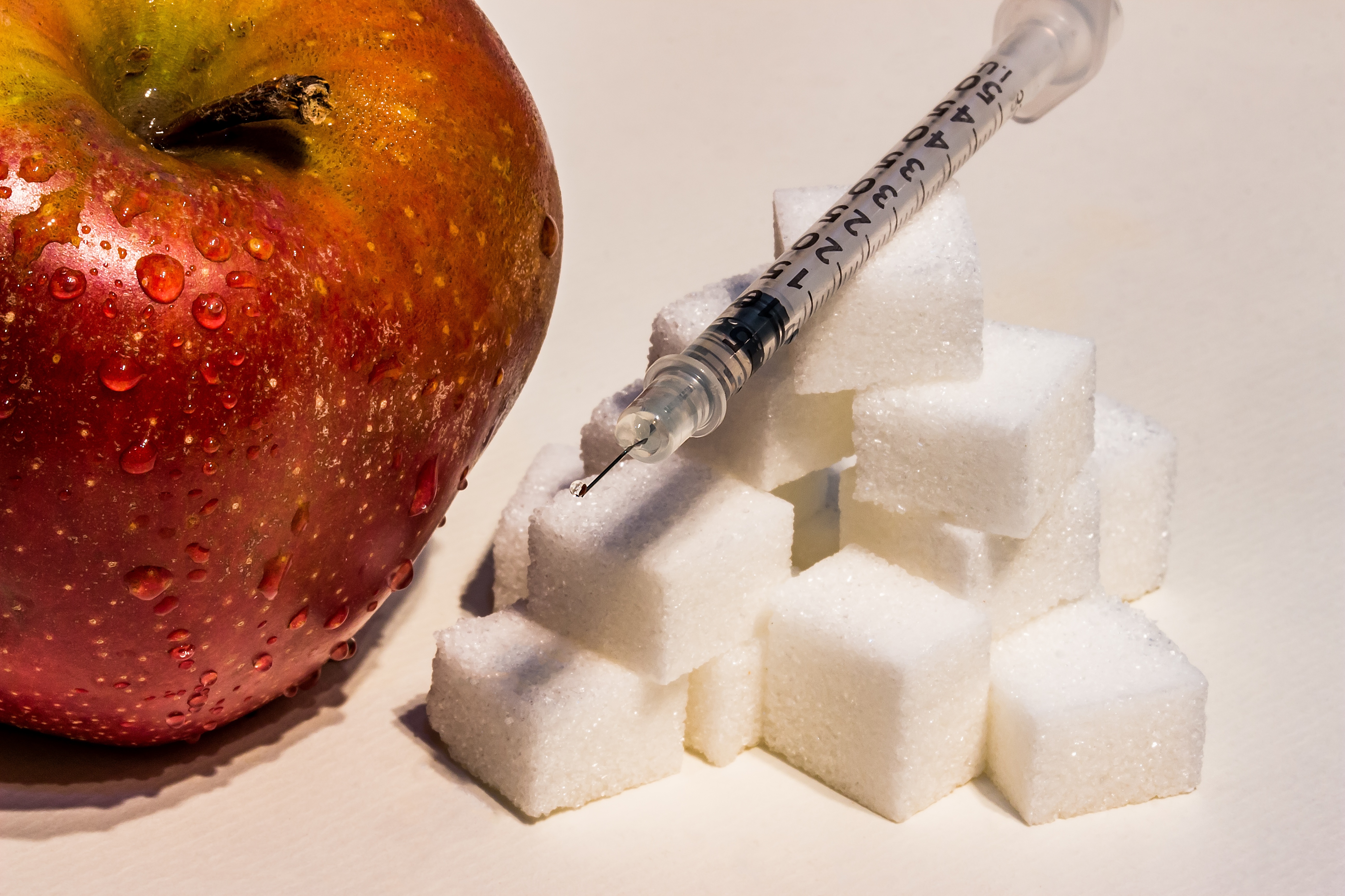 Есть ли в яблоке сахар. Сахар диабет. Сахар в яблоках. Фруктоза. Сахар в фруктах.