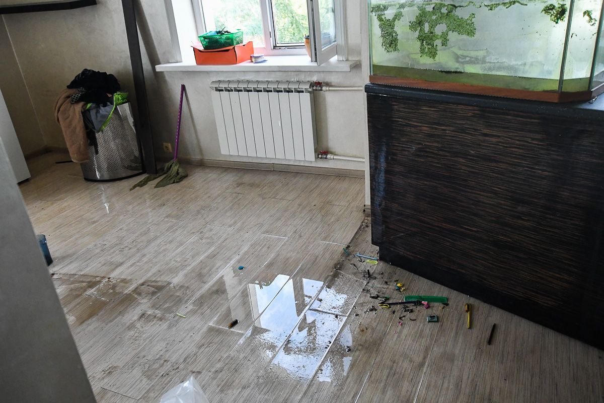 Залив жилого помещения. Потоп в квартире. Затопило квартиру. Залило квартиру. Ламинат после затопления.
