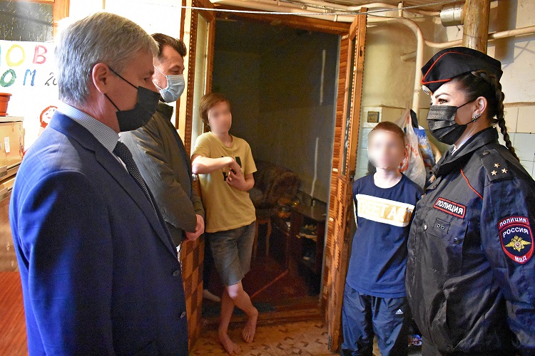 В Краснодаре общественники и полицейские посетили состоящих на профилактическом учете детей