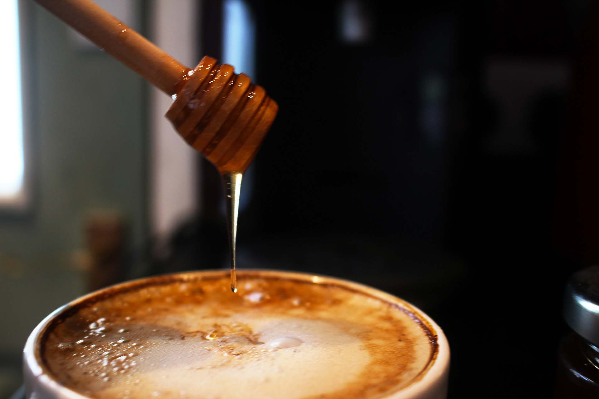 Кофе с маслом польза. Кофе. Медовый кофе. Кофе с медом. Кофе с корицей.