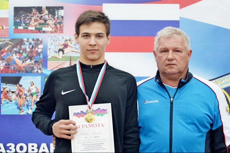 Тренер по легкой атлетике Александр Киреенко и его воспитанник Валерий Засуха. 