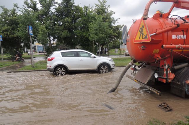 Краснодар поплыл: дождь превратил городские улицы в реки