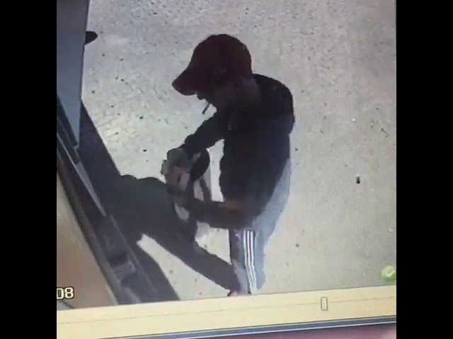 Житель Анапы украл из банкомата забытые клиенткой 20 тыс. рублей и попал на видео