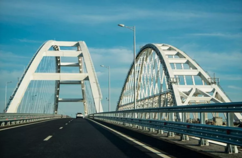 Автомобильную часть Крымского моста перекроют на 12 часов 
