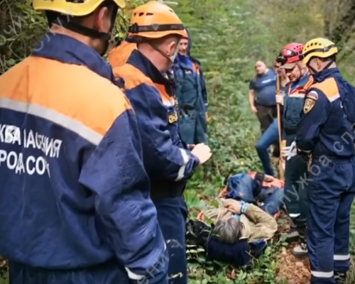 Спасатели вынесли из леса под Сочи повредившего ногу грибника