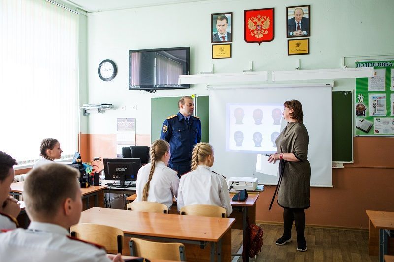 У кадетов форма с символикой СК РФ, а также специально оборудованный класс, где для них проводят открытые уроки различные специалисты и эксперты. 