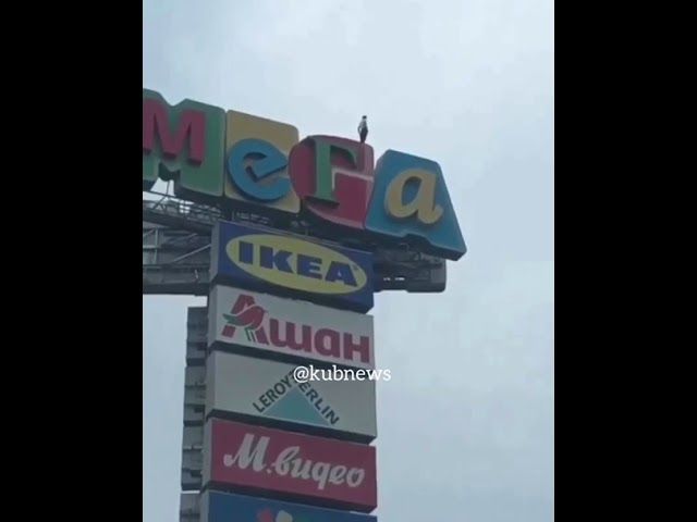 Мужчину сняли с рекламной вышки торгового центра под Краснодаром