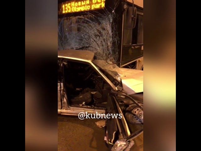 В Сочи в тоннеле столкнулись  две легковушки и автобус