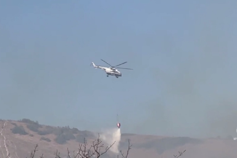 Природный пожар в Геленджике бушует на площади 1,5 га: к тушению привлекли вертолет Ми-8