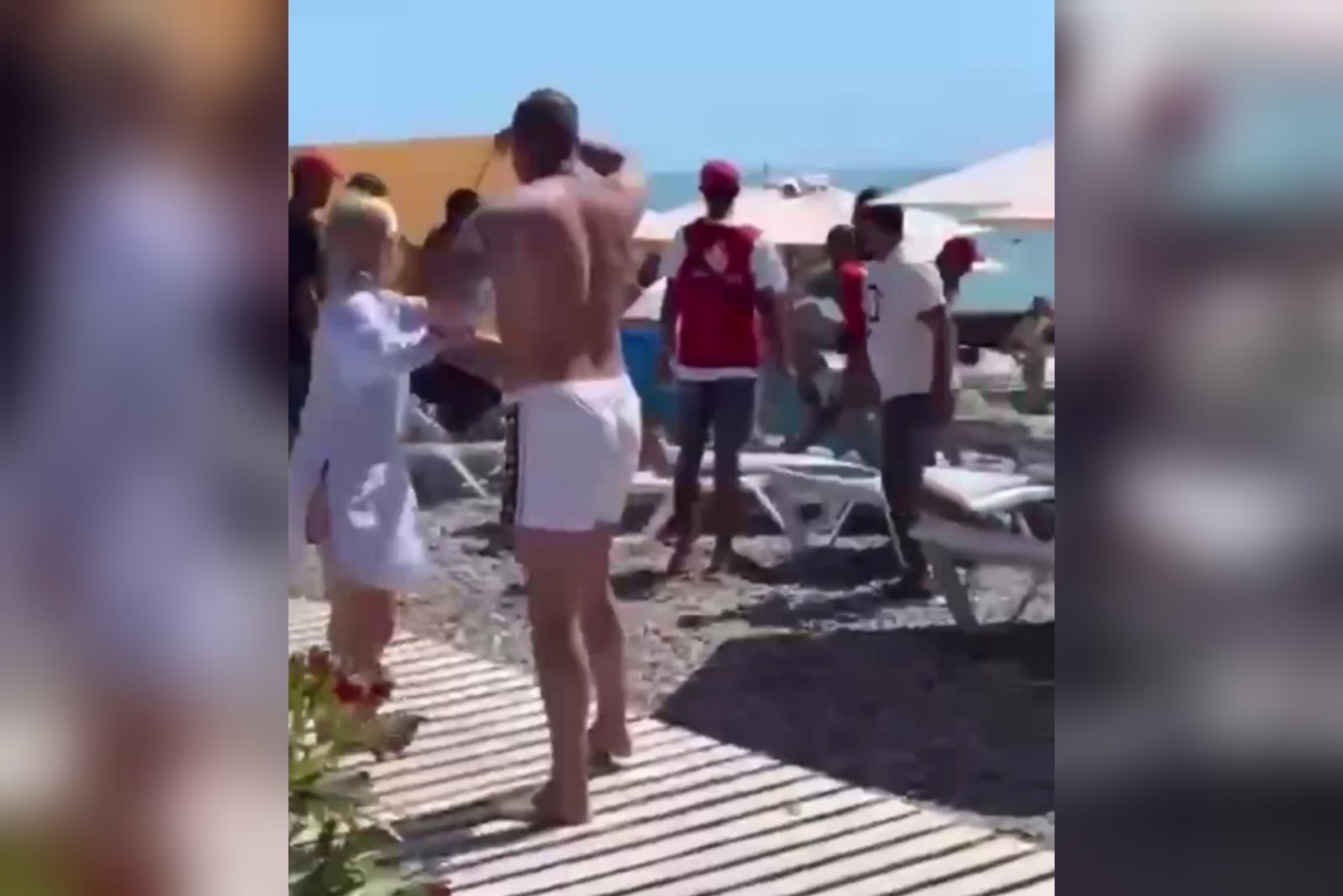 Нападения на туристов. Мужчина на пляже.