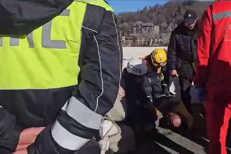 Полицейские отговорили от прыжка с моста молодого человека в Сочи