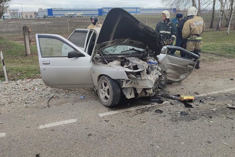 В жесткой аварии в Краснодарском крае пострадали три человека