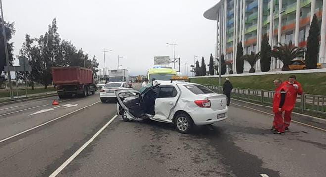 Ученица автошколы и инструктор пострадали в дорожной аварии с фурой в Сириусе