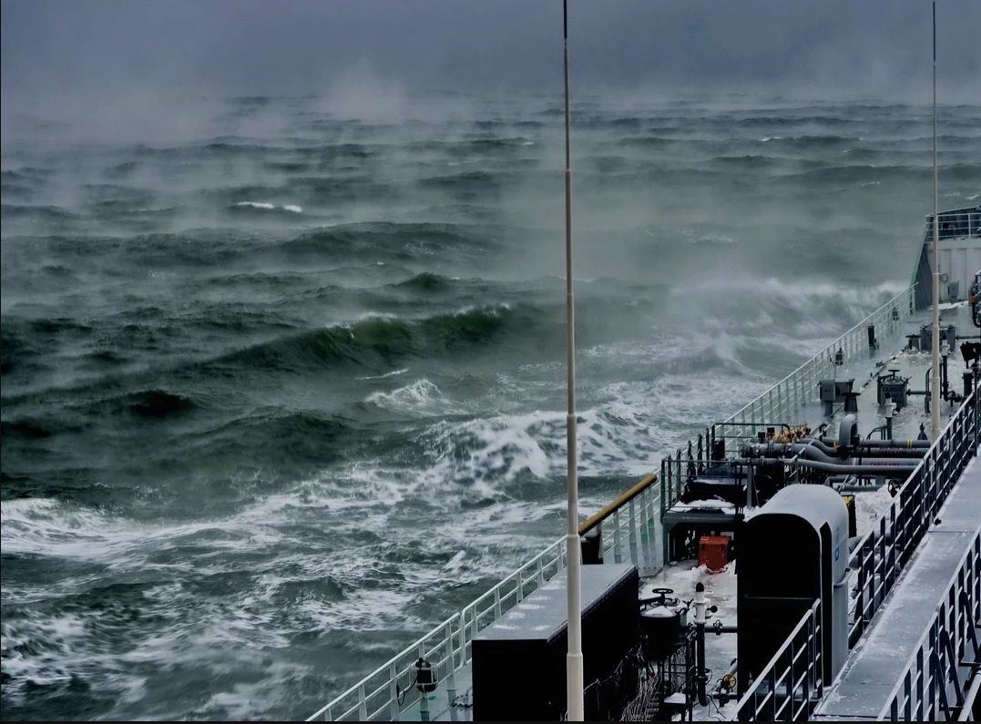 Отменить в виду шторма. ЦУНАМИ В Новороссийске. Судно в шторм. Шторм вид с корабля. Шторм вид с судна.