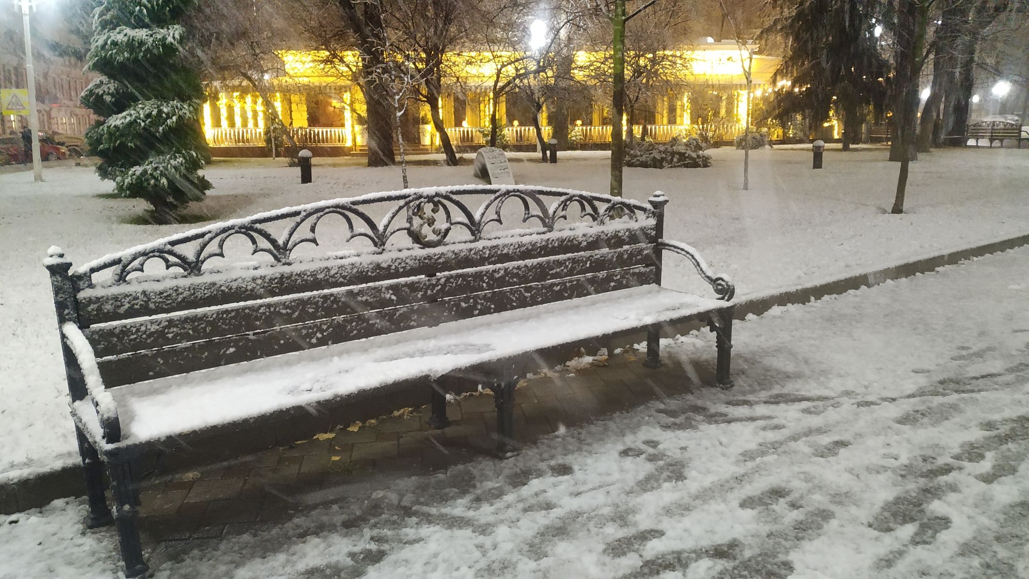 Эгромжан первый снег. Первый снег в Краснодаре. Осень снег город. Зима в Краснодаре без снега. Начало зимы без снега.