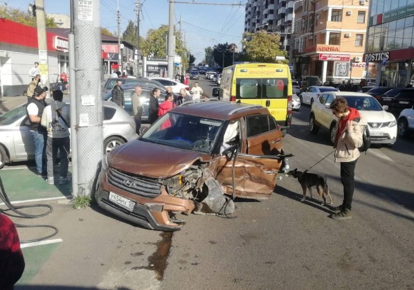В Краснодаре водитель Hyundai сбил пешехода на обочине и устроил массовое ДТП. Пострадали двое