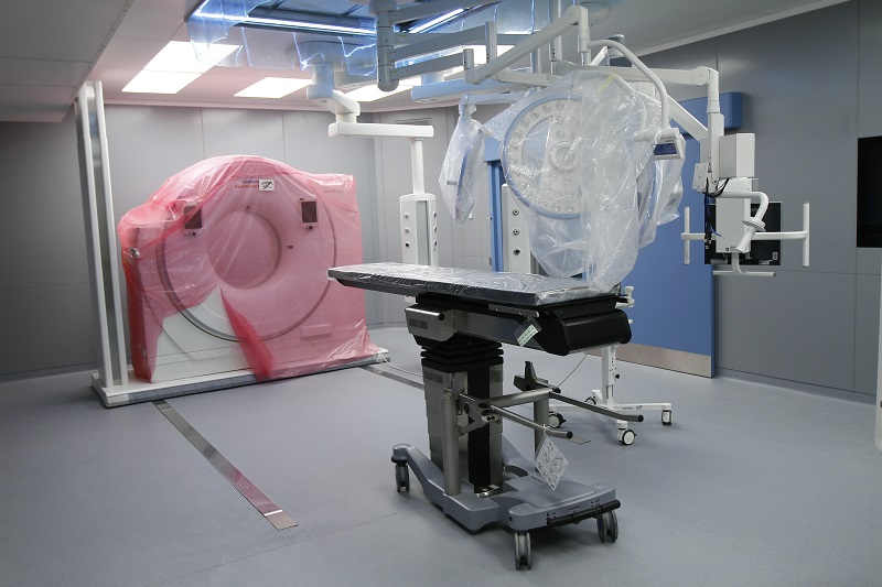 В помещениях уже установлено современное оборудование, включающее в себя хирургический стол, систему освещения и даже компьютерный томограф на рельсах.