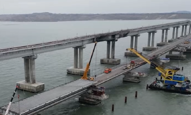 Надвижку двух 300-тонных пролетов выполнили на Крымском мосту