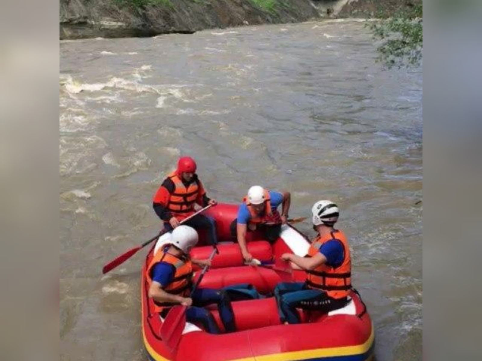 Утонувшие туристы. Река в Адыгее МЧС. Утонули туристы в Адыгее. Адыгея туристы спасли. Путешественник и река.