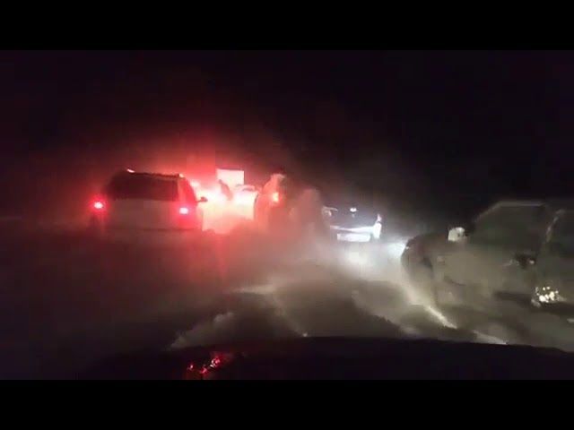 Под Армавиром автомобилисты застряли в снежном плену 30.11.2018