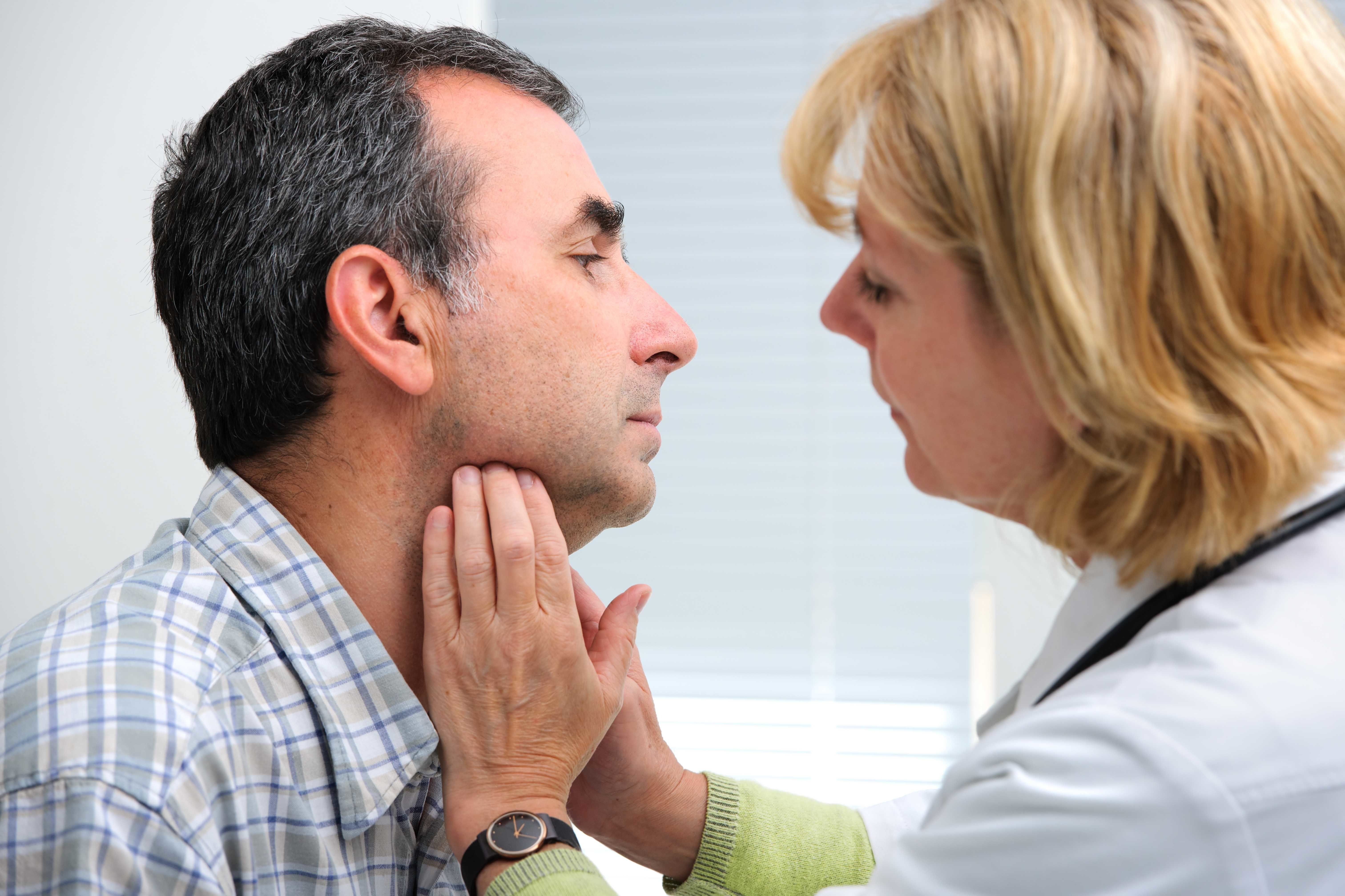 Болезни мужчин после 40. Врач осматривает шею. Щитовидка врач. Врач осматривает щитовидку.