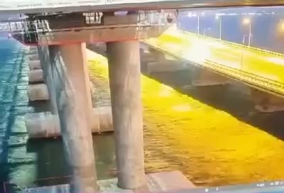 Предположительный момент подрыва грузовика на Крымском мосту попал на видео