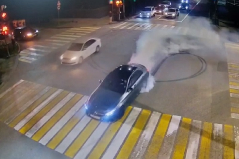 В Сочи полиция нашла дрифтовавшего на перекрестке водителя Mercedes