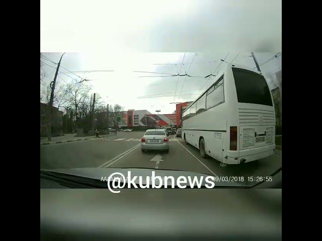 Таксист сбивает девушек на переходе. Новороссийск