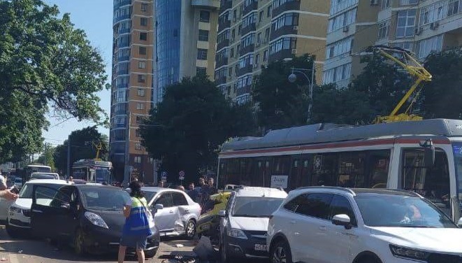 ДТП с участием шести авто и трамвая произошло на улице Московской в Краснодаре