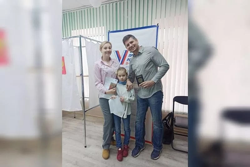Участница акции «Всей Семьей», редактор «Краснодарских известий» Татьяна Турко с супругом и дочерью выбирают президента России.