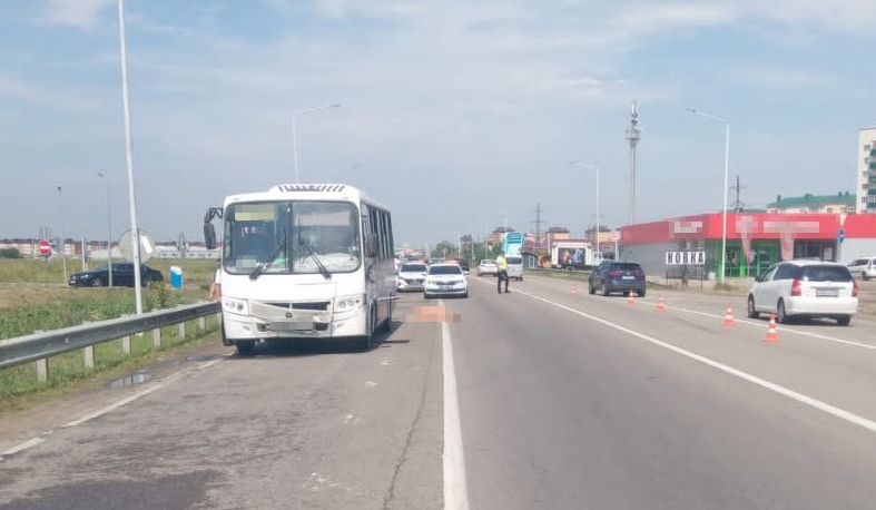 Пассажирский автобус насмерть сбил женщину под Краснодаром