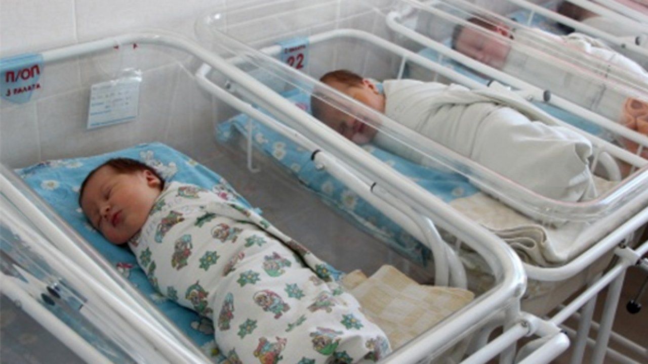 Новорожденные дети в родильном отделении