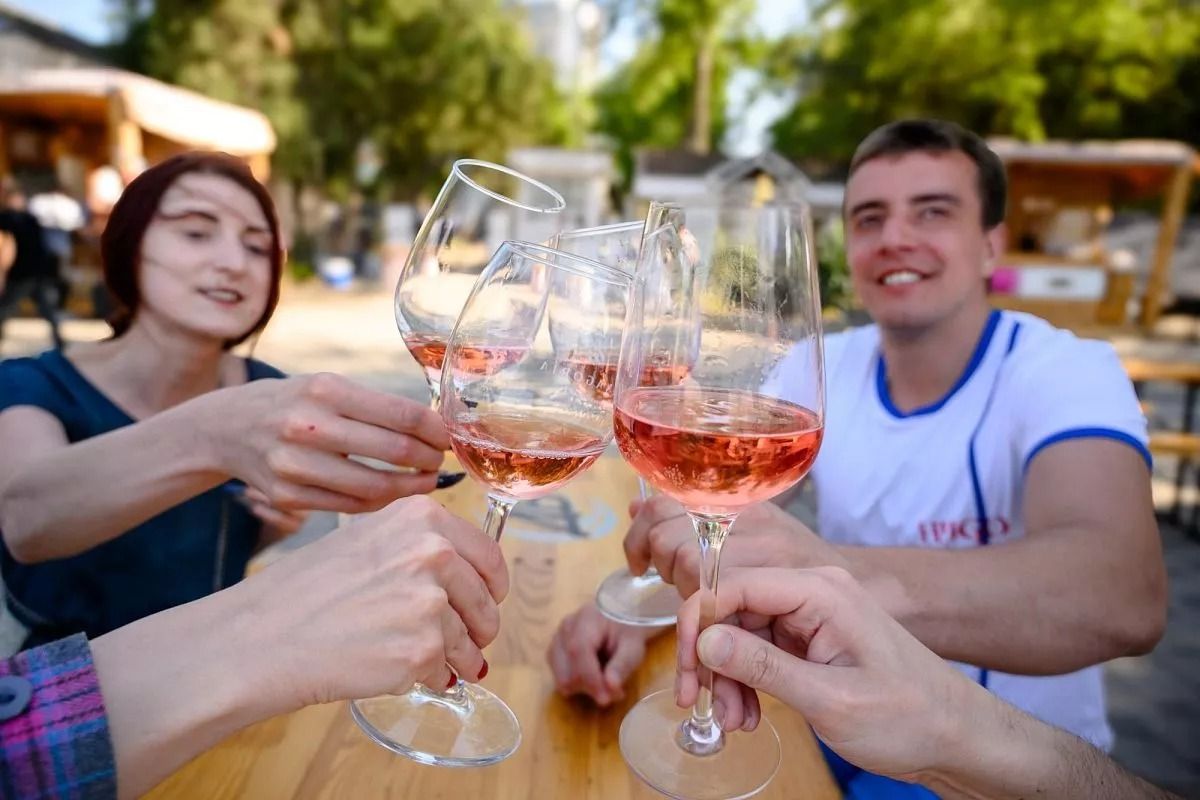 Главным событием этого года станет большой эногастрономический фестиваль. Главным событием этого года станет большой эногастрономический фестиваль.